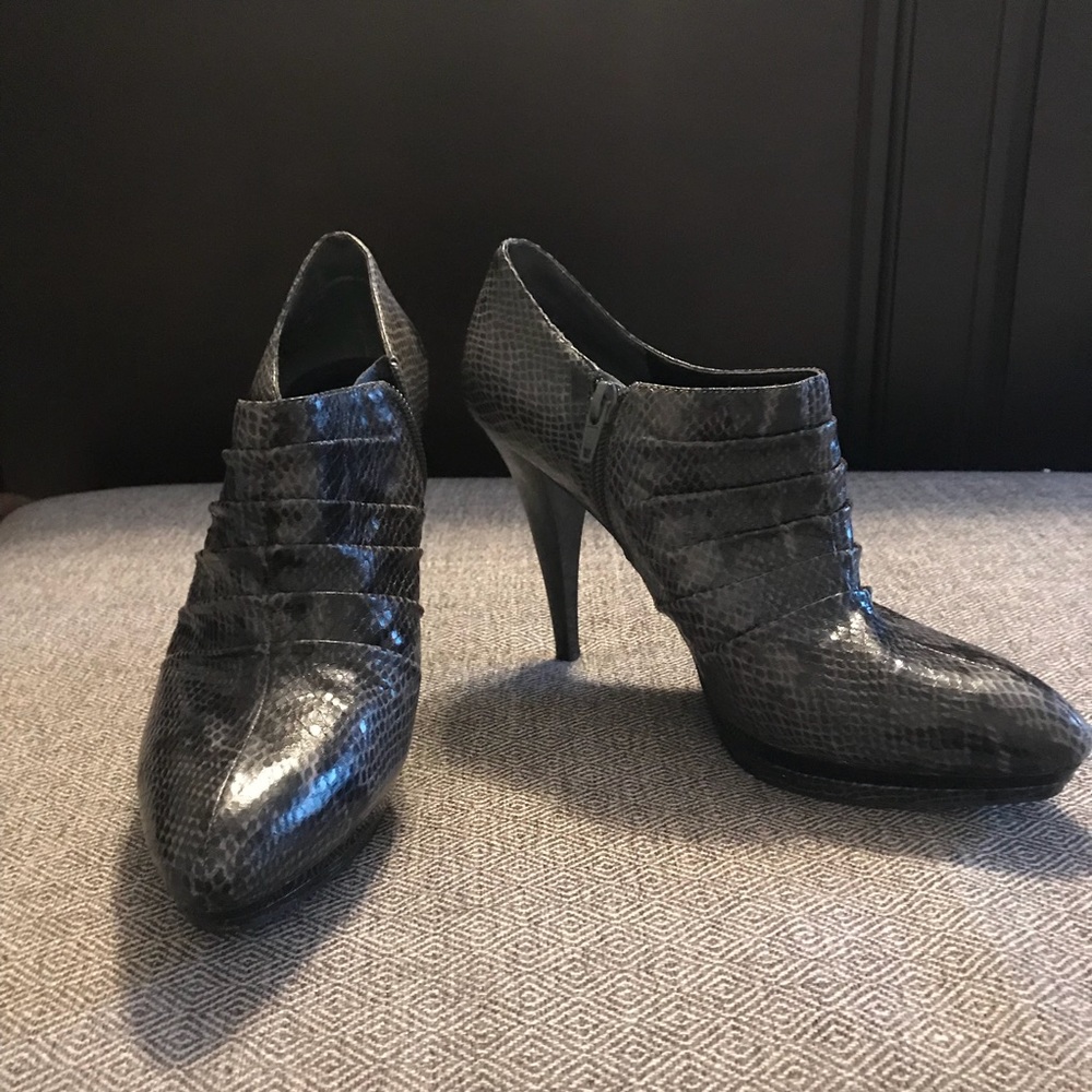 Nine West Snakeskin Bootie Size 9